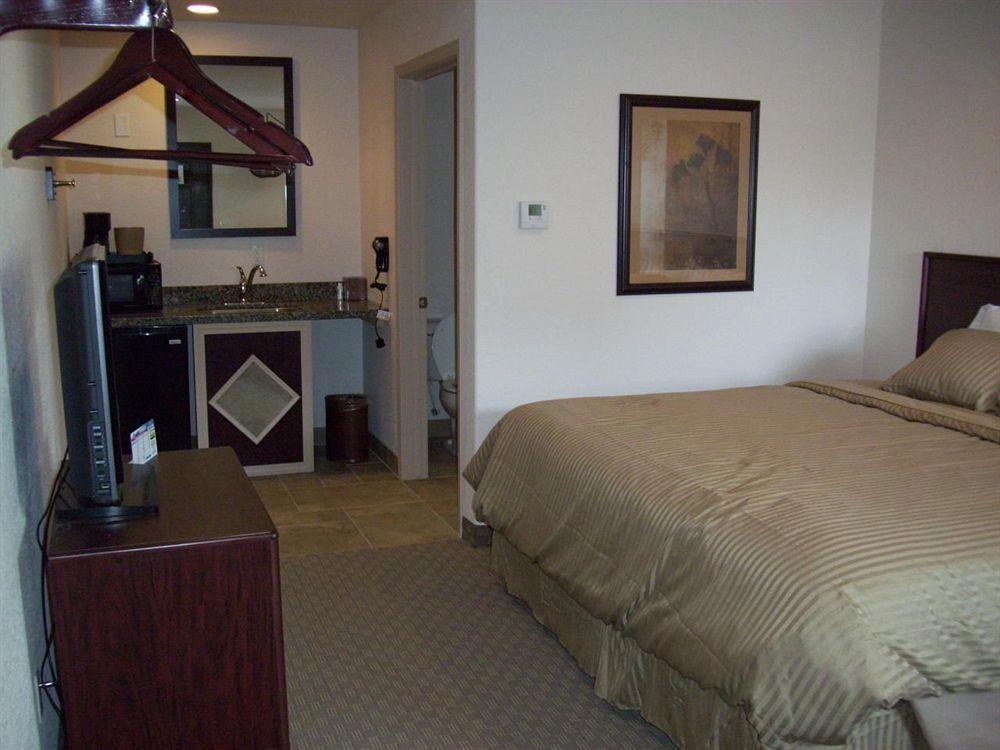 Price Pointe Inn วอคิชชา ภายนอก รูปภาพ
