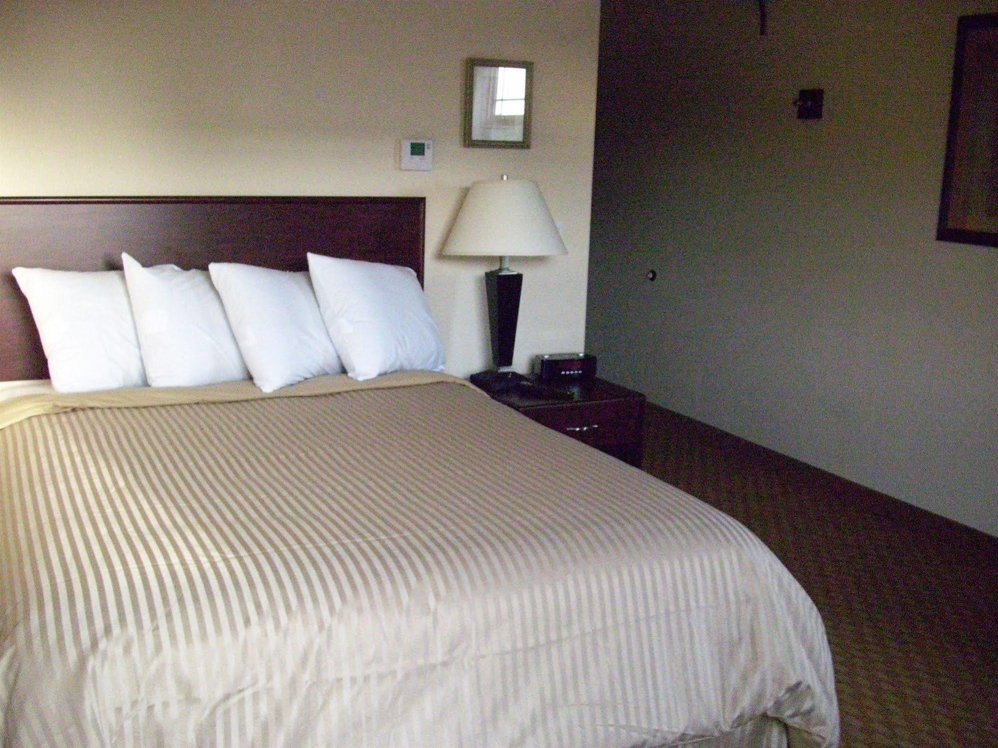 Price Pointe Inn วอคิชชา ภายนอก รูปภาพ